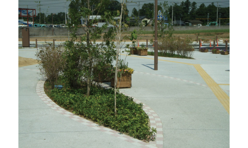 駅前広場の植栽　同じ木の葉のデザインモチーフを植栽ますにも使用